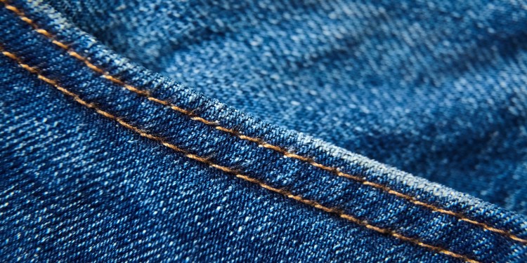 Detailaufnahme einer Naht an einer Jeans